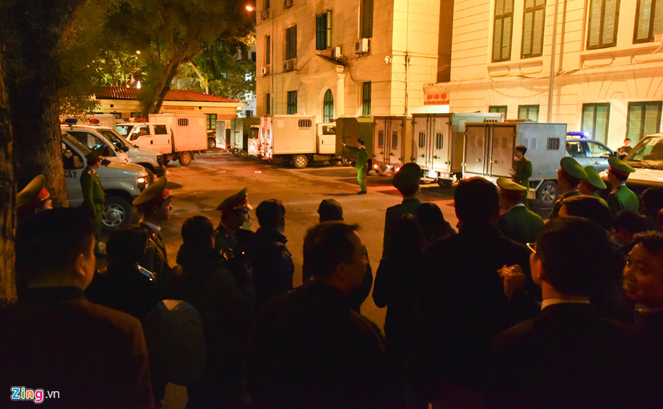 Hàng chục cảnh sát dẫn giải ông Đinh La Thăng và đồng phạm rời tòa